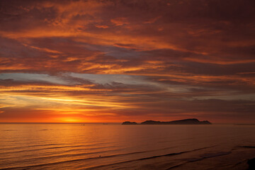Breathtaking sunset views over La Costa Verde From Miraflores, it’s pure magic watching the cliffs meet the Pacific, waves crashing below, and endless skies above