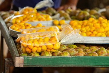 Detalhe de uma barraca de pequi em uma rua de Goiânia. Pequi é uma comida típica de Goiânia no Brasil.