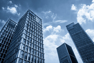 Obraz premium Captivating Urban Skyline with Modern Architecture Against a Cloudy Sky