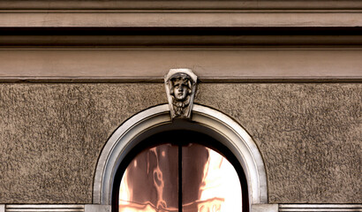 pequeño busto en el arco de la ventana