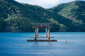 対馬浅茅湾の鳥居のある入江