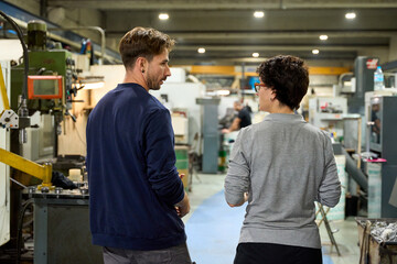 Obraz premium Industrial workers discussing in metallurgy fabricating factory