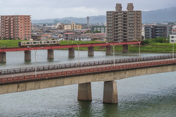 大淀川の鉄橋を渡る日豊本線の列車