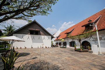 Salah satu sisi arsitektur bangunan kolonial di Museum Bahari. 