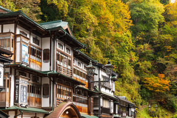 紅葉の頃の銀山温泉