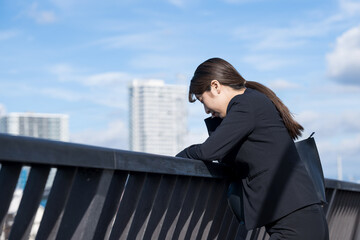 Young women in suits who are job hunting, changing jobs, or depressed at work: “It's hard to work...”