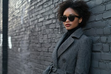 Obraz premium Stylish Woman in Sunglasses Against Brick Wall