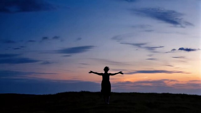 Mujer con los brazos abiertos al atardecer