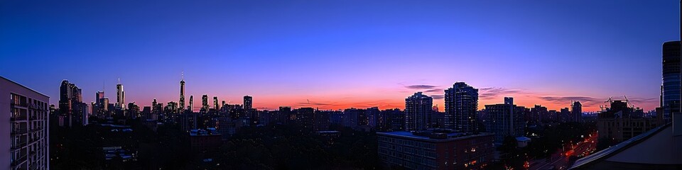 Obraz premium A city skyline with a beautiful sunset in the background
