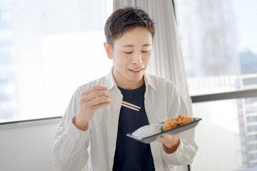 弁当を食べる男性