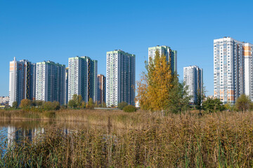 Obraz premium View of the multi-story residential complex 