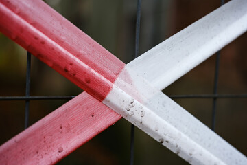 Absperrung an einem baufälligen Gebäude