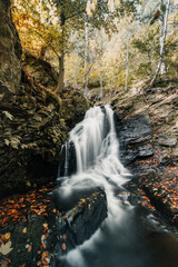  Malerischer Wasserfall am Rammelsberg im Harz 