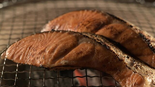 七輪の炭火焼きで焼く美味しい鮭