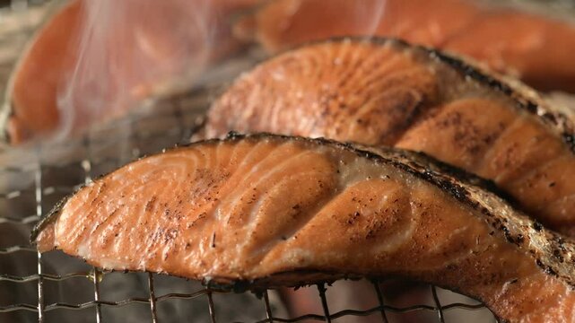 七輪の炭火焼きで焼く美味しい鮭
