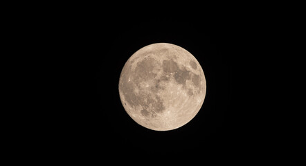 夜空に輝く満月	