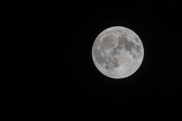夜空に輝く満月	
