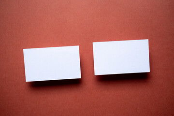 赤背景に空白のカードが置いてある