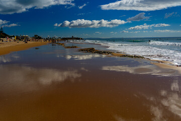 Der schöne Strand am Atlantik in Portugal mit Wellen , Sonne und Weitblick