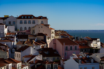 Obraz premium Die schöne Altstadt Lissabon in Portugal mit Burgen alten Gebäuden und Straßen und Baukunst