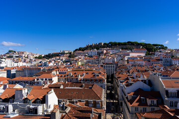 Fototapeta premium Die schöne Altstadt Lissabon in Portugal mit Burgen alten Gebäuden und Straßen und Baukunst