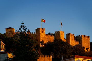 Die schöne Altstadt Lissabon in Portugal mit Burgen alten Gebäuden und Straßen und Baukunst