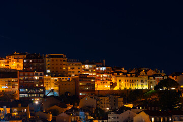 Die schöne Altstadt Lissabon in Portugal mit Burgen alten Gebäuden und Straßen und Baukunst