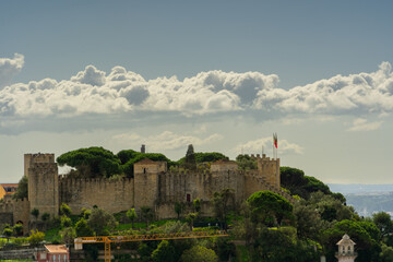Die schöne Altstadt Lissabon in Portugal mit Burgen alten Gebäuden und Straßen und Baukunst