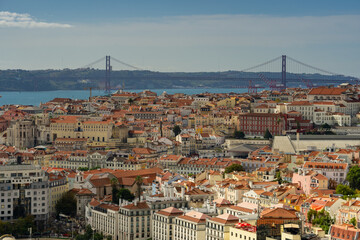 Die schöne Altstadt Lissabon in Portugal mit Burgen alten Gebäuden und Straßen und Baukunst
