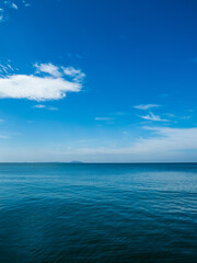 Photo landscape beautiful summer vertical wide horizon look view shore open sea beach cloud clean and blue sky background calm nature ocean wave water nobody travel at thailand chonburi sun day time