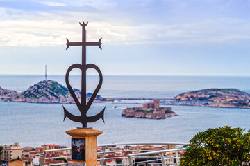 Croix camarguaise à Notre Dame de la Garde à Marseille 