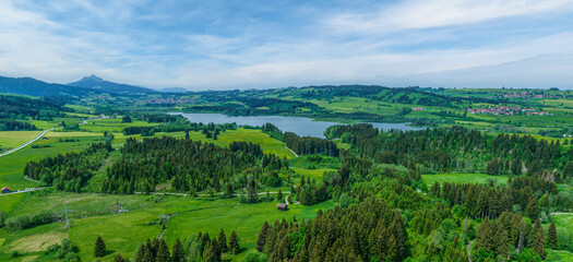 Obraz premium Das Allgäu rund um den Grüntensee und das Feriendorf Reichenbach bei Nesselwang im Luftbild