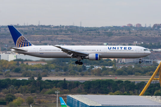 Aeropuerto de Madrid Barajas. Avi&oacute;n de l&iacute;nea Boeing 767 de la aerol&iacute;nea United Airlines aterrizando.