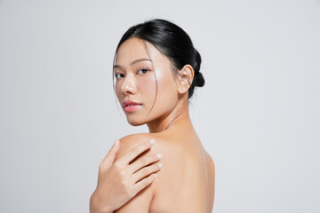 美しい若いアジア女性の美容ポートレート