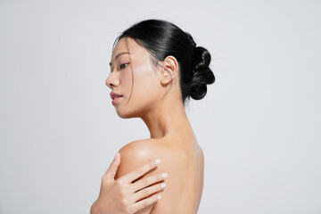 美しい若いアジア女性の美容ポートレート