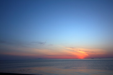 海岸にて美しい夕日を望む