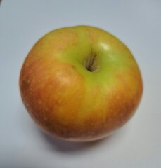 red and yellow apples