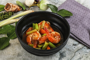 Prawn with asparagus and spices