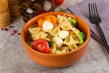 Pasta farfalle with mozzarella and tomato