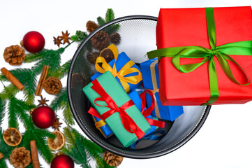 Kosz pełen świątecznych prezentów zapakowanych w piękne kolorowe papiery.  © Paweł Kacperek