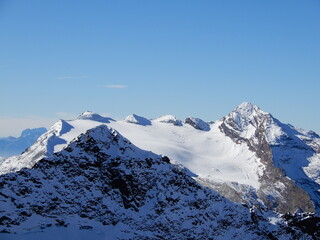 Obraz premium hinten links sieht man den Magerstein 3273m Frauenköpfl 3251m Fernerköpfl 3249m und rechts der Schneebiger Nock 3358m mit westlicher Rieserferner