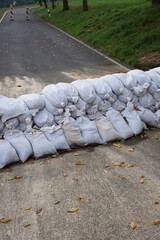 Obraz premium Barriere aus Sandsäcken auf einer Straße