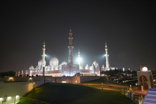 Abu Dhabi Sheikh Zayed mosque photographed at night