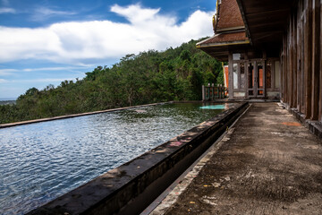 Obraz premium Beautiful abandoned villas. Asian architecture. Old abandoned villas. Swimming pool in an abandoned villa. Abandoned buildings in the jungle.