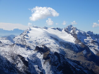 Fototapeta premium v.l.n.r. Magerstein 3273m, Frauenköpf 3251m, Fernerköpfl 3249m mit Schneebiger Nock 3358m und Westlicher Rieserferner