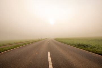 Nebel im November im Herbst bei Sonnenaufgang