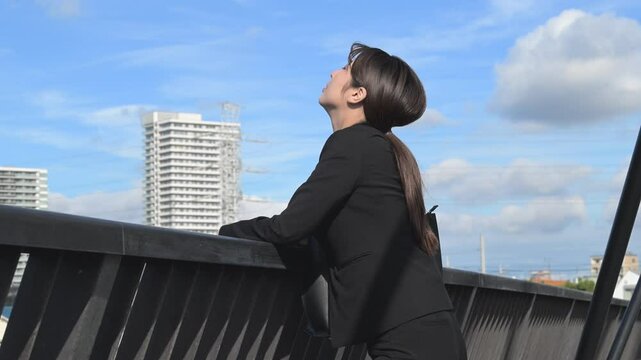 就活や転職、仕事で落ち込むスーツを着た若い女性「ツライ&hellip;退職代行使おうかな&hellip;」横顔だけど顔の見えにくい顔無しの動画