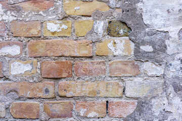 Laying a brick wall with plaster remains.