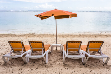 Fauteuils et parasol de plage, l’Hermitage, île de la Réunion 
