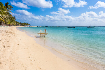 Hamac dans lagon paradisiaque du Morne, Île Maurice 